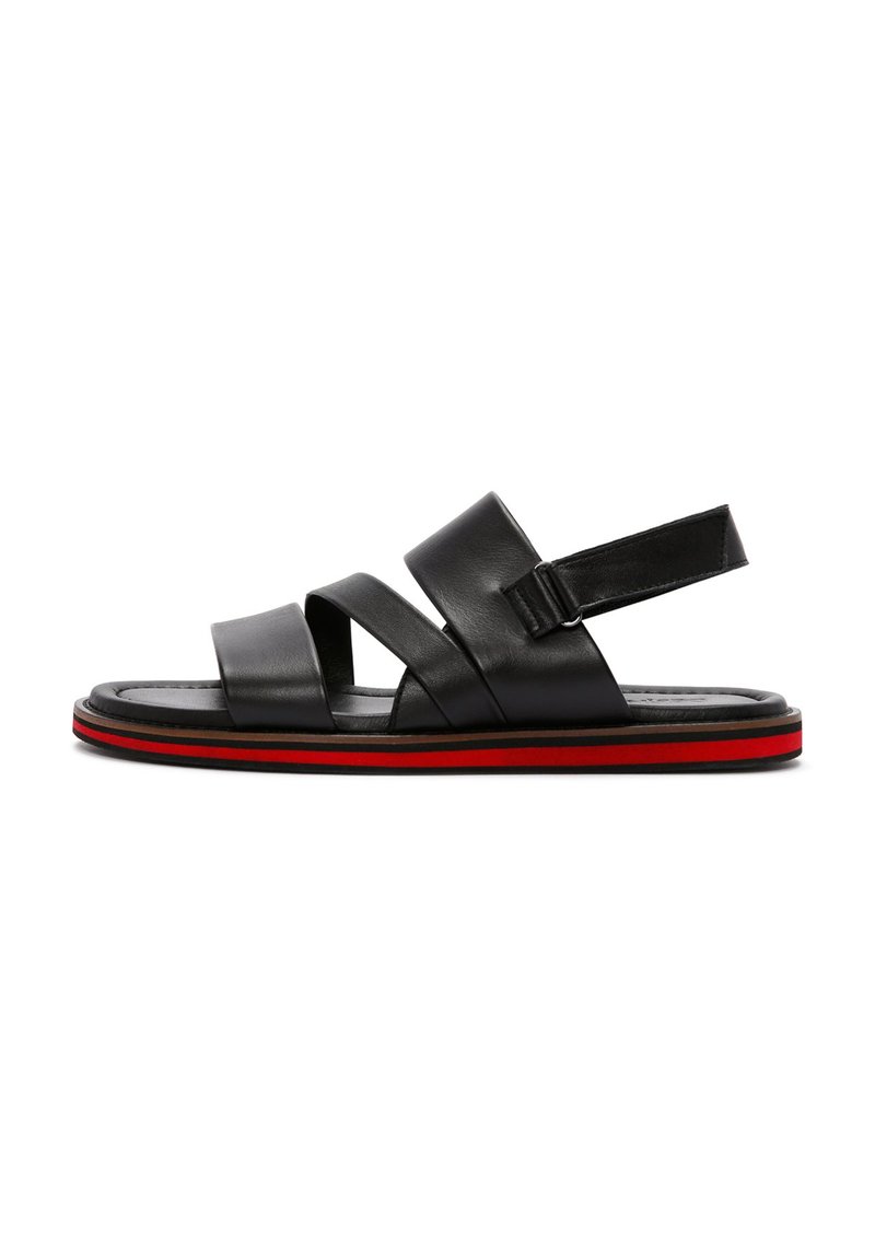 Zwarte leren sandalen met drie brede banden en een achterste enkelband, met een rood en zwart gelaagd profiel voor contrast.