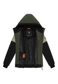 Chaqueta con capucha que presenta un exterior verde oliva, mangas negras y un forro negro texturizado. Incluye un parche de cuero y bolsillos con cremallera.