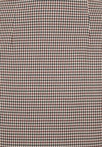 Stoff mit Hahnentrittmuster in Creme, Kastanienbraun und Marineblau, mit einer strukturierten Webart und kleinen, scharfen geometrischen Formen überall.