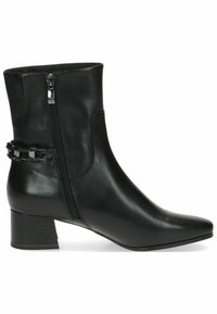 Botas de cuero negro hasta el tobillo con puntera afilada, cremallera lateral y un acento decorativo de cadena alrededor del tobillo. Tacón cuadrado.