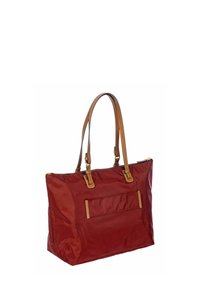 Borsa tote in nylon rosso con manici e dettagli in pelle beige. Presenta una tasca frontale e la chiusura con zip. Forma rettangolare, superficie liscia.