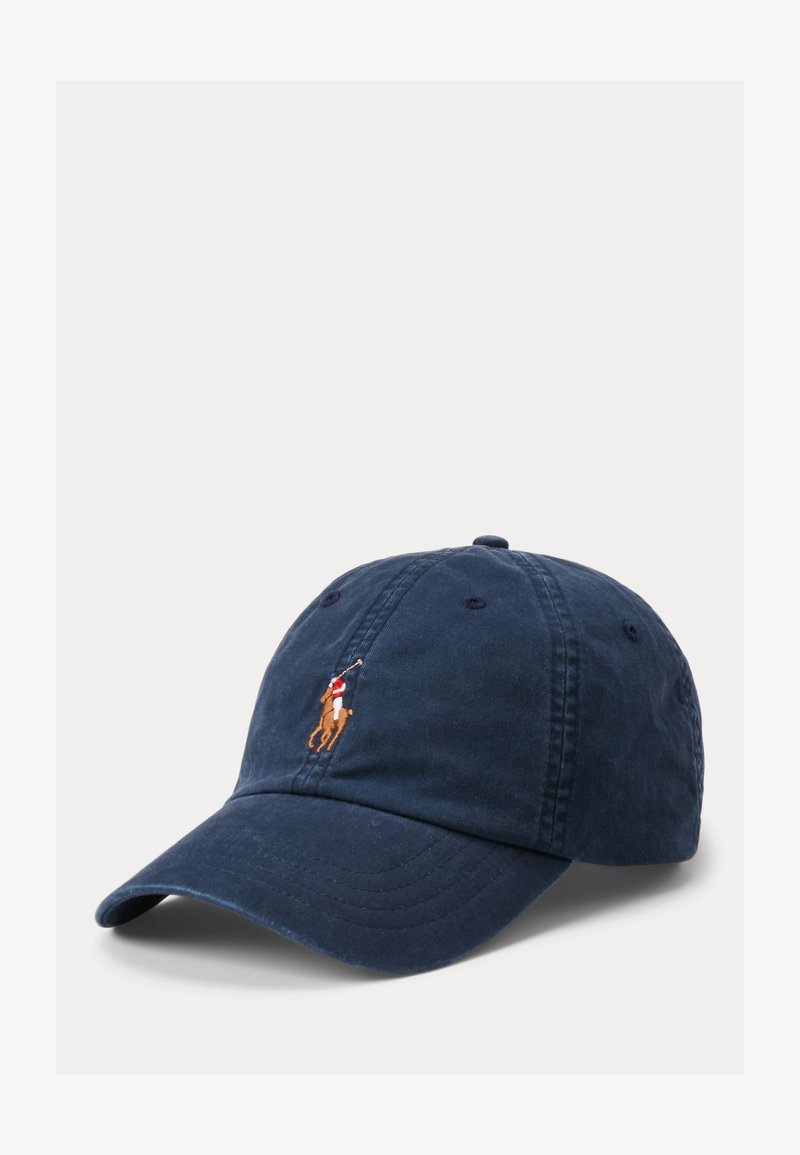Șapcă de baseball albastru-navy cu bor curbat, având un logo brodat cu un jucător de polo în roșu, alb și maro pe panoul frontal.