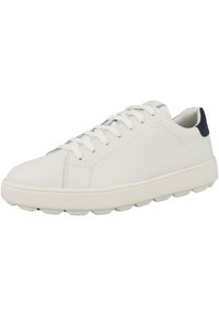 Weiße Leder-Sneaker mit runder Zehenpartie, Schnürung, strukturiertem Profil und dunkelblauem Akzent an der Ferse.