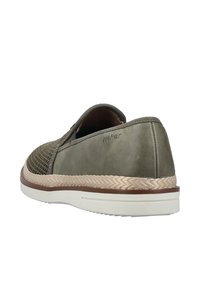Scarpa slip-on verde oliva con tomaia in tessuto intrecciato, dettagli in pelle liscia e suola intrecciata marrone chiaro. Design minimalista con profilo basso.