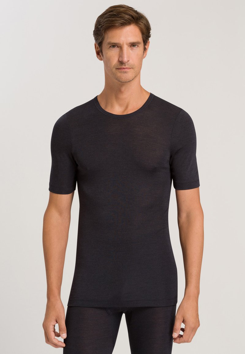 Zwart shirt met korte mouwen van lichtgewicht, zachte stof. Getailleerd ontwerp met een ronde hals en een gladde textuur. Geen patronen of hardware.