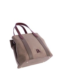 Bolsa de mano de ante beige con asas de cuero burdeos, con rayas verticales, un detalle de logo y herrajes dorados en la base.