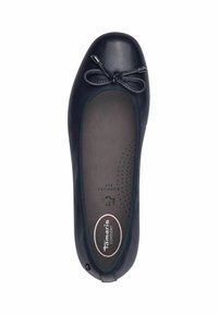 Ballerine in pelle blu navy con punta rotonda, dettaglio decorativo a fiocco e soletta imbottita etichettata "Comfort Fit" per un comfort aggiuntivo.