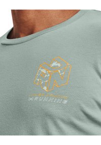 Under Armour - SHORT-SLEEVE GRAPH UA RUN GRADIENT  - Print T-shirt - opal green - 3