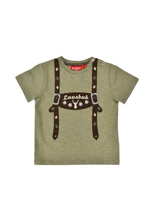 Kinder-T-Shirt in olivgrün mit aufgedruckten braunen Lederhosenträgern, Eichelmotiven und dem Schriftzug "Lausbub" mit Hirschkopf-Design.