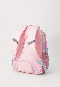 Rosa Rucksack mit Netzakzenten und verstellbaren Trägern, ausgestattet mit einem floral-musternden Design auf der Rückseite und grauen Hardware-Details.