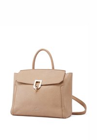 Borsa a mano in pelle beige con un design strutturato, manico superiore e chiusura con fibbia dorata. Superficie testurizzata e tracolla regolabile.