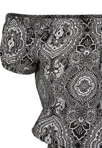 Černobílý top bez ramínek s potiskem paisley, s elastickými volány a hladkým textilem.