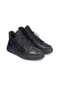 Fekete bőr magas szárú sneaker, texturált felülettel, lekerekített orral, fűzős elemmel és vastag gumi talppal.