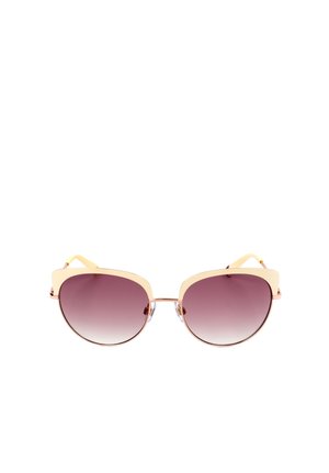 Occhiali da sole a occhi di gatto con montatura dorata, lenti sfumate viola e cuscinetti nasali regolabili su sfondo bianco.