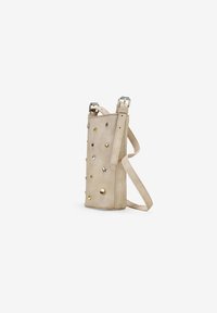 Bolso de hombro de cuero beige con estrellas metálicas y remaches redondos en la parte frontal, con una correa ajustable y forma rectangular.