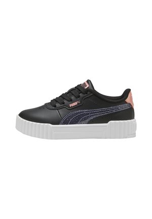 Basket de sport noire avec tige en synthétique perforée, semelle en caoutchouc blanche, accents au talon roses et logo latéral proéminent en bleu marine.