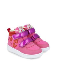 Zapatillas altas rosas con acentos de corazón, que cuentan con dos correas de Velcro moradas, suelas blancas y un cuello acolchado para mayor comodidad.