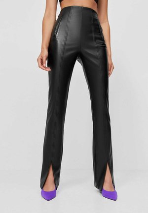 MIT SCHLITZ - Pantalon classique - black