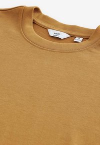 Afslappet pasform sennepsgul sweatshirt med en glat tekstur og ribbet halsudskæring. Indeholder et plejelabel på indersiden af kraven.