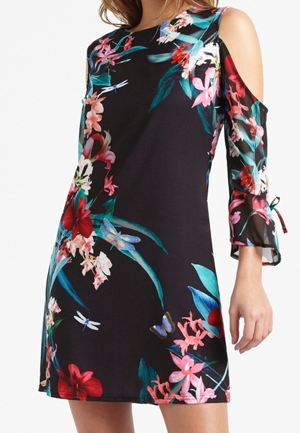 Svart klänning med kall axel-design, blommönster i rosa, rött och grönt, med genomskinliga ärmar och avslappnad passform.