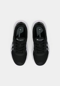 Fekete hálós sportcipők fehér kiegészítőkkel, texturált felsőrésszel, kerek orral és fűzős kialakítással. Átlátszó gumi talp.