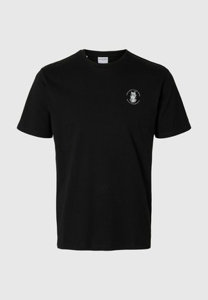 Czarny bawełniany t-shirt z okrągłym dekoltem i krótkimi rękawami. Posiada mały biały graficzny wzór na klatce piersiowej. Gładka struktura.