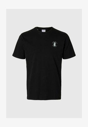 Czarny bawełniany t-shirt z okrągłym dekoltem i krótkimi rękawami. Posiada mały biały graficzny wzór na klatce piersiowej. Gładka struktura.