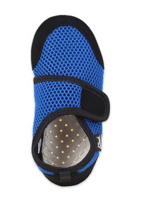 Blauwe mesh schoen met zwarte accenten, voorzien van een haak-en-lusband en een gevoerde binnenkant met kleine ventilatiegaten.