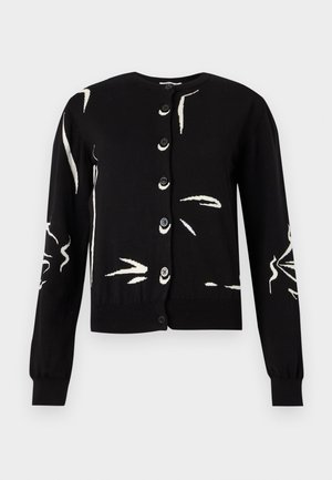 Sort knap-op cardigan med lange ærmer og abstrakte hvide penselstrøg på forside og ærmer.