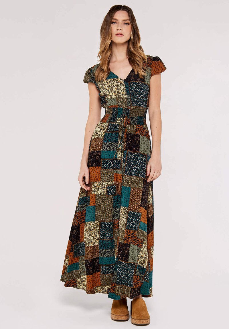 Robe maxi à manches courtes, en tissu multicolore dans des tons de vert, orange, marron et beige. Présente un col en V, une taille cintrée et une jupe fluide.
