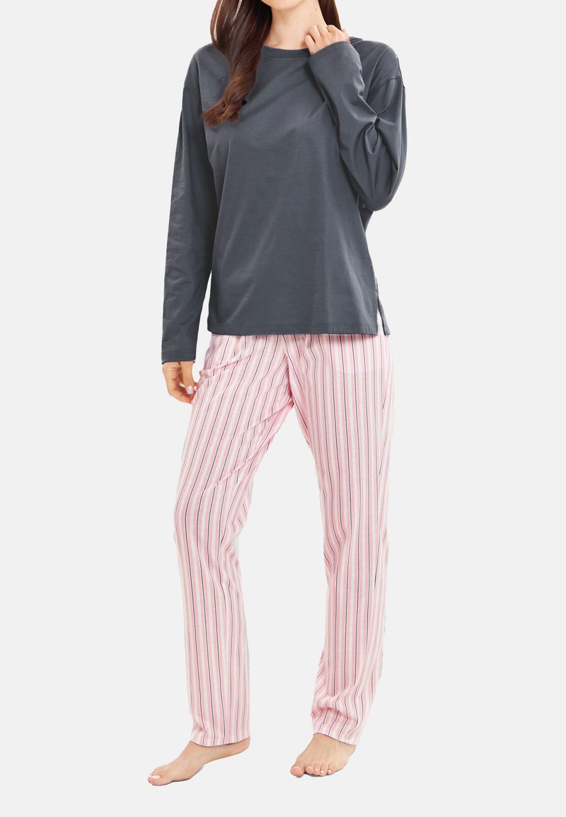 Harmaa pitkähihaaja, johon on yhdistetty vaaleanpunaiset raidalliset pyjamasait, joissa on ohuita pystysuoria raitoja vaaleanpunaisena ja sinisenä. Pehmeä kangas.