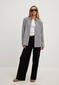 NA-KD WEITE STRUKTURIERTE - Püksid - black