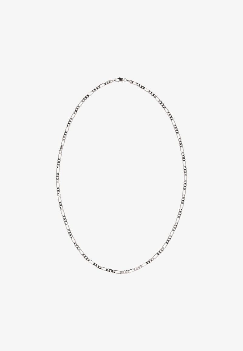 Stříbrný řetízek s prodlouženými články, které se střídají mezi hladkými a texturovanými sekcemi, s bezpečným zapínáním.
