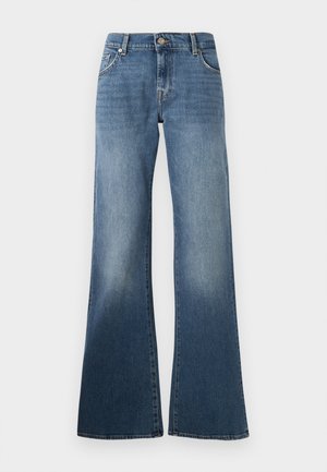 Široké modré džíny z denimu s vybledlým povrchem, opotřebovanými detaily, pěti kapsami a zapínáním na knoflík v pase.