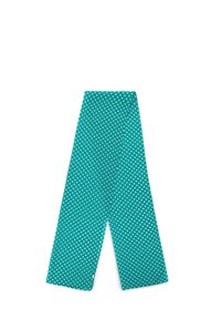 Turkusowy szalik z białym wzorem w kropki, wykonany z miękkiego materiału, o długim prostokątnym kształcie i gładkiej fakturze.