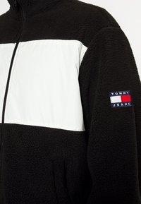 Tommy Jeans FABRIC MIX JACKET - Lehká bunda - black/multi