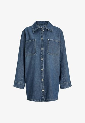 Veste en denim bleu comportant un devant à boutons, deux poches poitrine et un col pointu, avec des manches longues et une coupe décontractée.