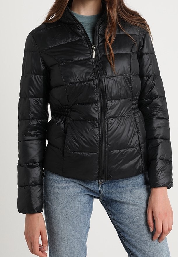 Svart puffjacka med kviltat mönster, dragkedja framtill, ståkrage och elastisk midja. Tillverkad av glänsande, lätt material.