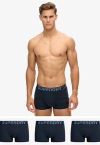 Boxers en coton bleu marine avec une ceinture grise contrastante arborant le logo "SUPERDRY". Texture douce, design ajusté et longueur standard.