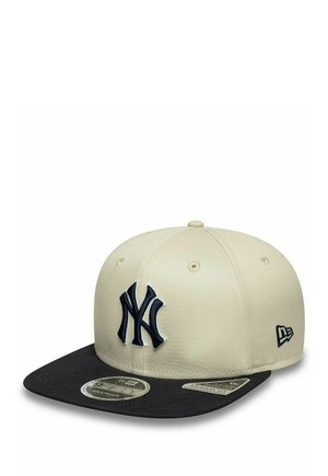 Beige und schwarze New York Yankees Snapback-Cap mit gesticktem Logo vorne und New Era-Flagge an der Seite.