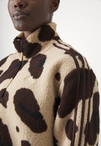 adidas Sportswear ESSENTIALS 3 STRIPES ANIMAL PRINT CROPPED QUARTER ZIP  - Felpa in pile - shadow brown/multicolor