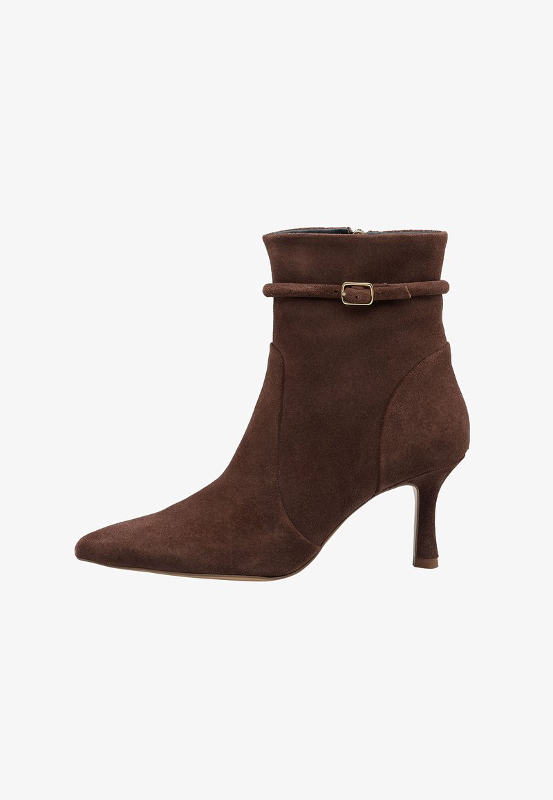 Stivaletto in suede marrone con punta affusolata, tacco sottile e una fascia regolabile con una piccola fibbia dorata. Texture liscia, design elegante.