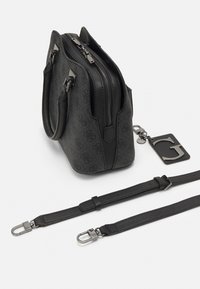 Schwarze Handtasche mit strukturiertem Äußeren, Lederakzenten, doppelten Reißverschlüssen und abnehmbarem Schultergurt. Monogrammmuster und Logoanhänger sind enthalten.