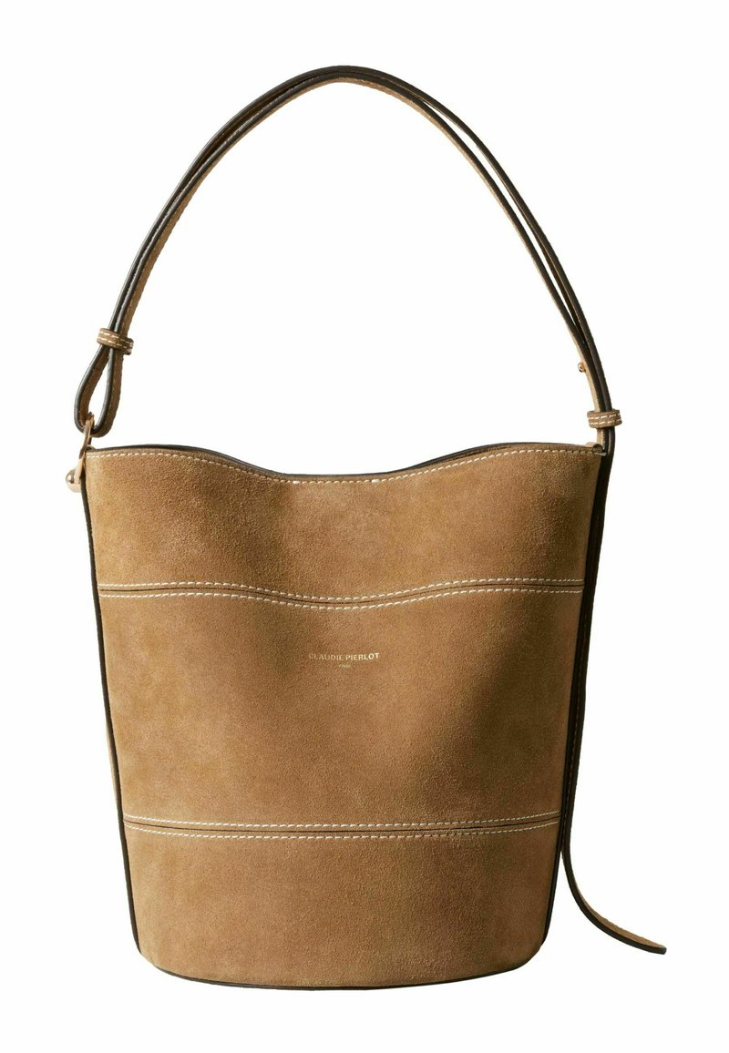 Borsa a secchiello in camoscio di colore marrone chiaro con parte superiore curva, manici doppi sottili e dettagli di cucitura a contrasto. Logo dorato impresso sul davanti.
