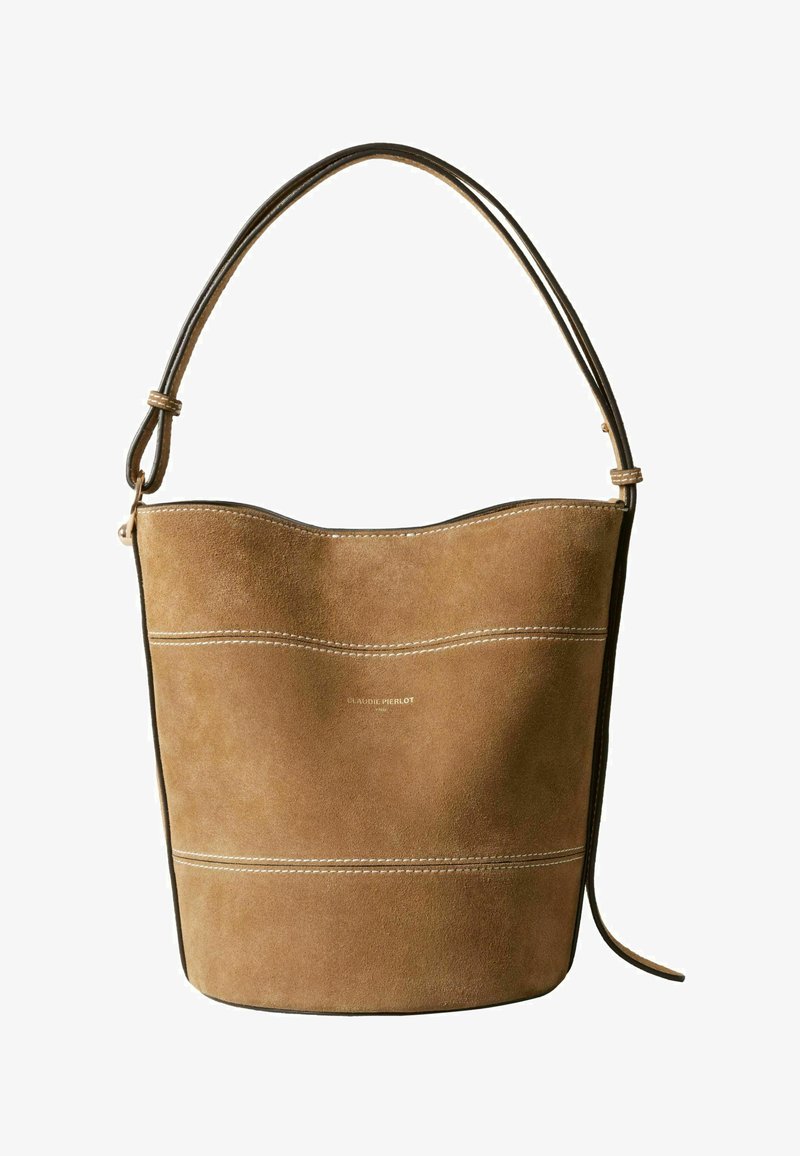 Sac seau en daim marron clair avec un haut courbé, de fines anses doubles et des coutures contrastées. Logo doré embossé à l'avant.