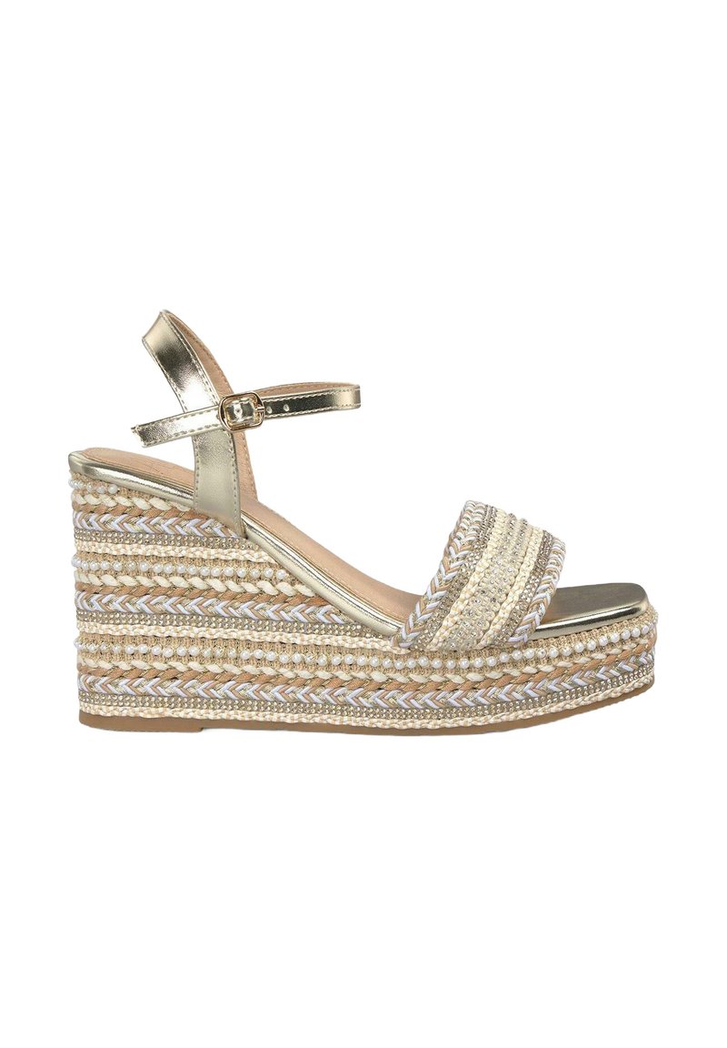 Wedge sandaal met een metallic gouden band, een geweven jute platform versierd met kralen en een gevlochten ontwerp, met een ronde neus en een enkelgesp.