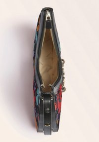 Sort stof håndtaske med farverige blomster mønstre, lynlåslukning, læderdetaljer og skulderrem. Indvendigt har den en glat beige foring.