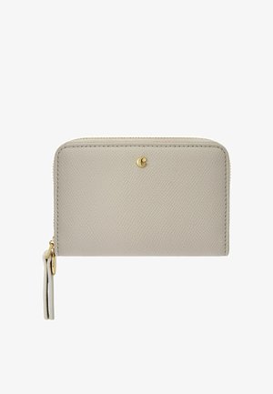 Cartera de cuero texturizado beige claro con cremallera dorada y pequeño logo dorado en forma de "C" en el frente, mostrada sobre un fondo blanco.