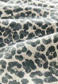 Next CROPPED - Kitsa lõikega teksad - leopard