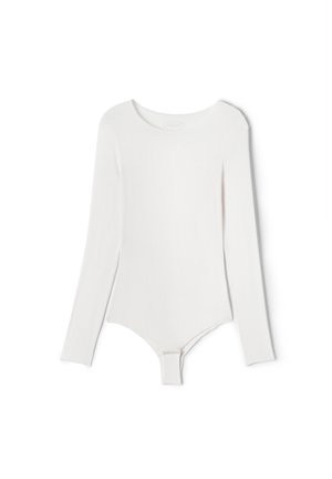 Långärmad vit body i mjukt, lättviktigt tyg. Har rund halsringning och tryckknappsförslutning nederst. Mjuk textur.